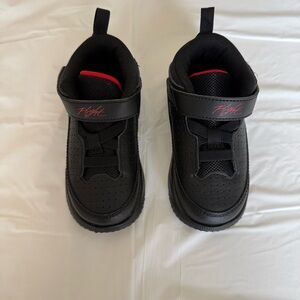 Nike Kids Black and Red Max Aura 5